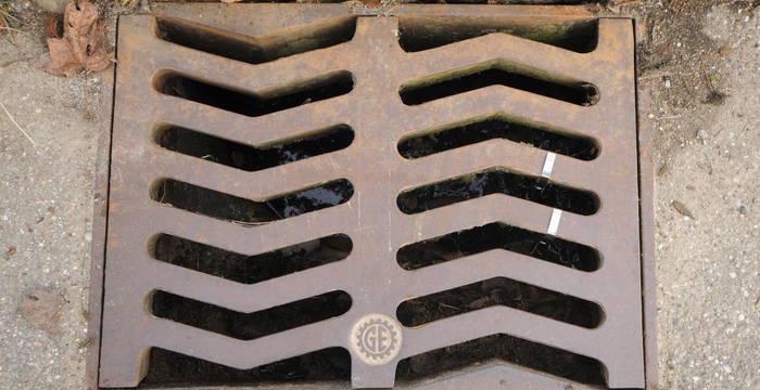 Sicherstellen, dass keine zugeschnittene Enden der Stahlkabelbinder nach unten zeigen.