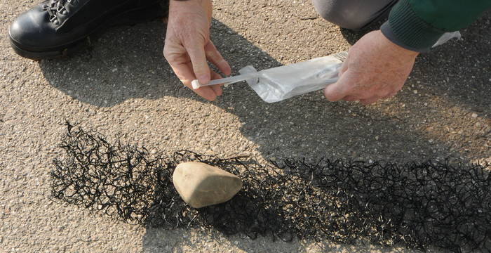 Am unteren Ende Gewicht (z.B. Stein) anbringen.