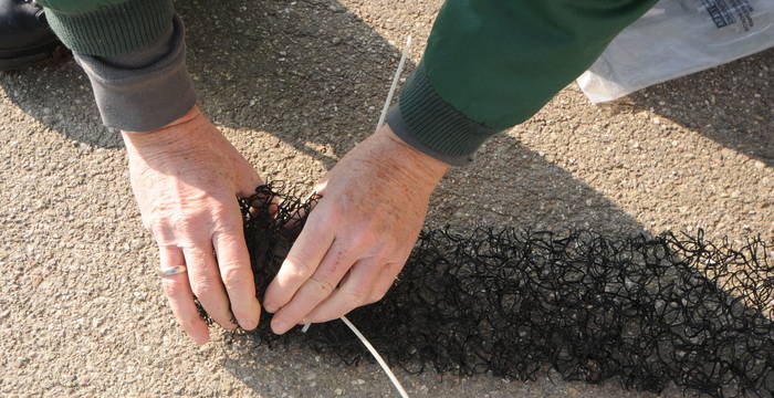 Am einfachsten gelingt dies mit Kabelbindern.