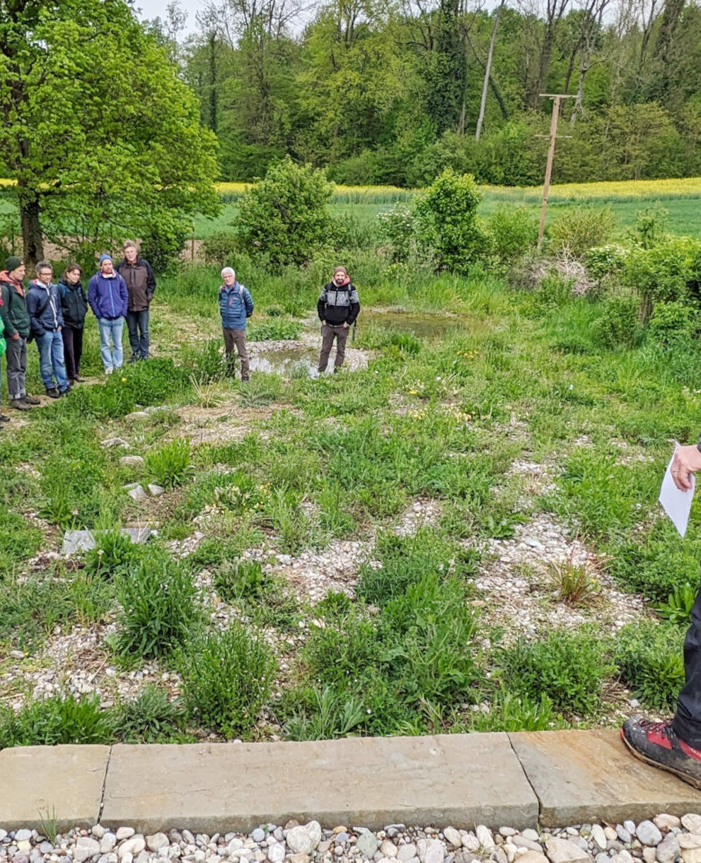 Im naturnahen Begegnungsgarten von Peter Schlachter.