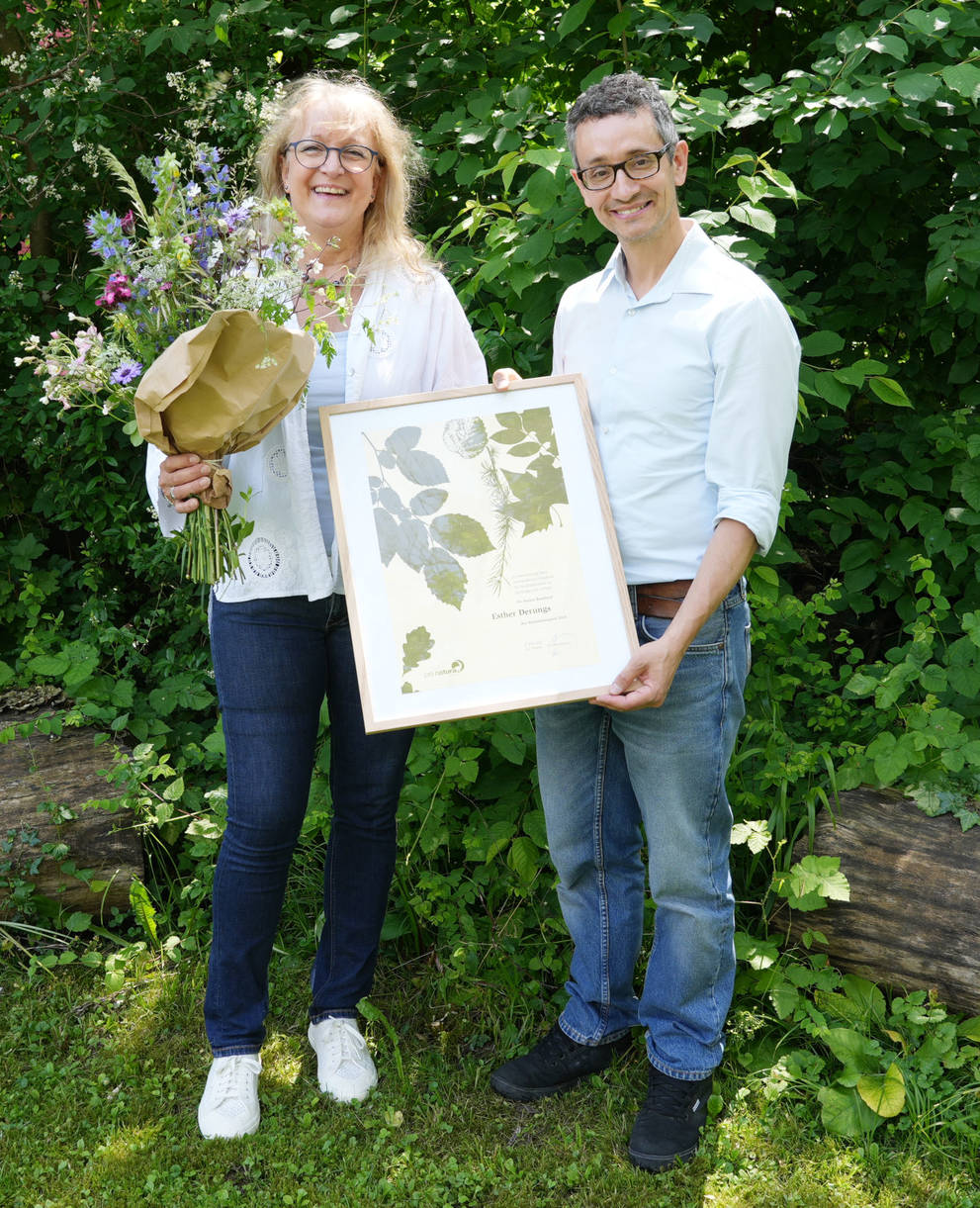 Esther Derungs, Preisträgerin Baselbieter Naturschutzpreis 2024, und Andreas Freuler, Präsident von Pro Natura Baselland